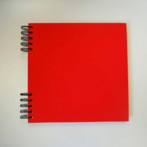 Kartonové album potažené červeným plátnem / 17 x 17 cm / Bílý papír