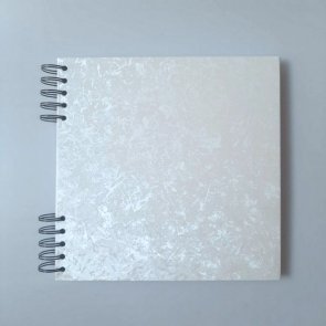 Kartonové album potažené bílým lesklým plátnem / 22 x 22 cm / Bílý papír