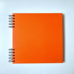 Kartonové album potažené oranžovým plátnem / 22 x 22 cm / Bílý papír