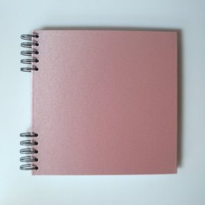 Kartonové album potažené světle růžovým lesklým plátnem / 22 x 22 cm / Bílý papír