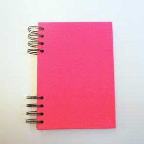 Kartonové album potažené růžovým plátnem / A6 vertikálně  / Černý papír