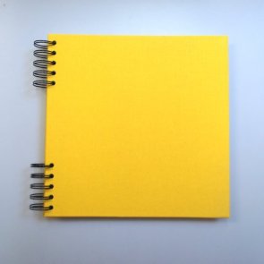 Kartonové album potažené žlutým plátnem / 22 x 22 cm / Bílý papír